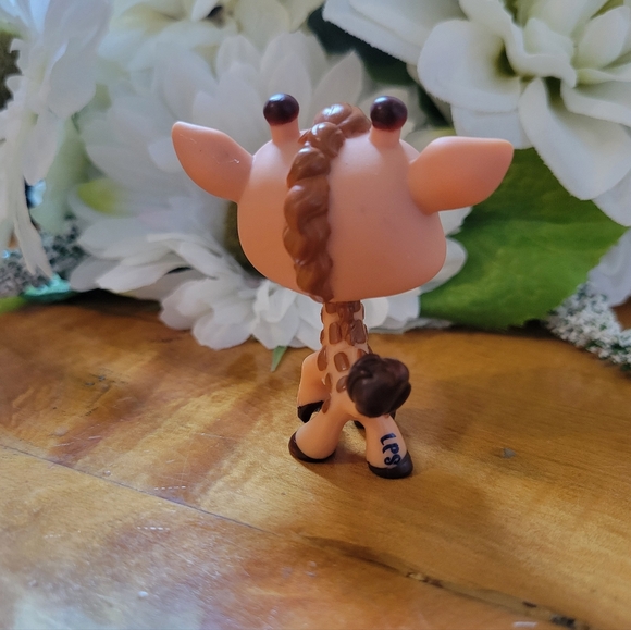 Littlest Pet Shop LPS #1610 Giraffe Cream Brown Blue Eyes 2007 - Picture 4 of 11